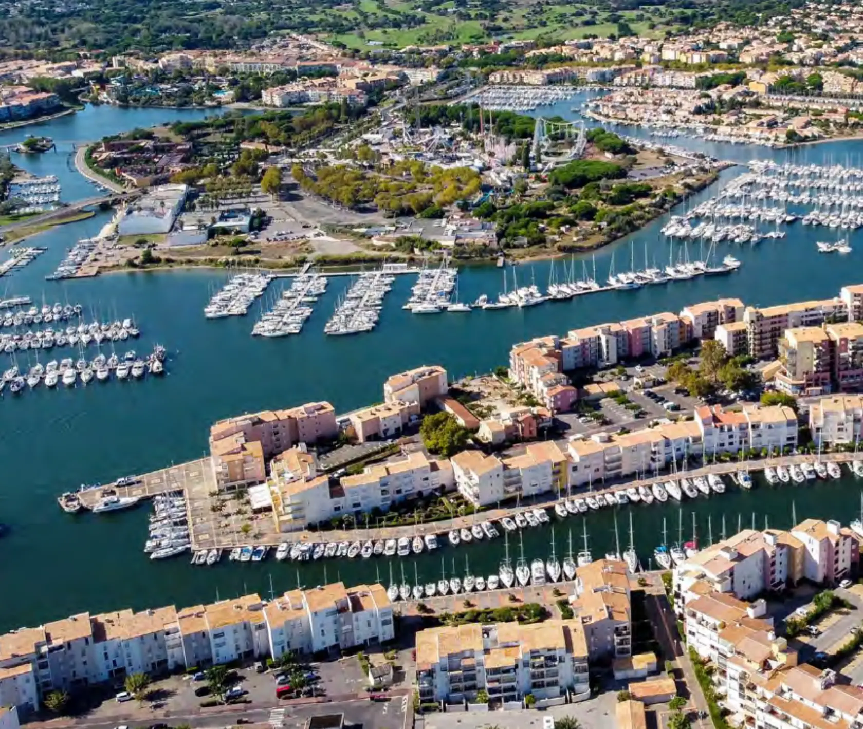Vue sur le port d'Ambonne